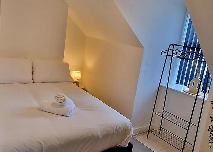 Supervalue Suite 10 - Fast Wifi, Hotel Linen, Keyless Entry, City Only 10 Mins - By Property Promise